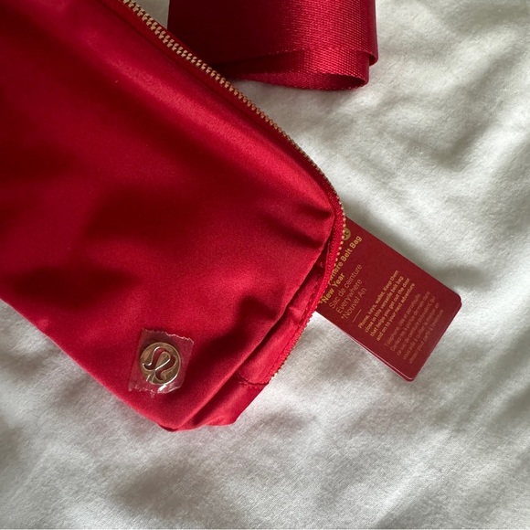 🆕 Lululemon Everywhere Belt Bag New Year Dark Red Gold - Picture 2 of 7